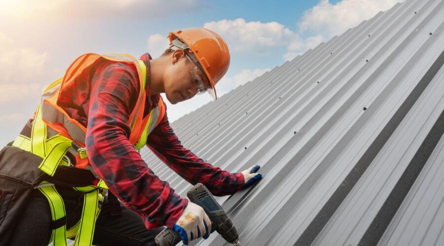 Professional gutter cleaning in Urbandale, IA